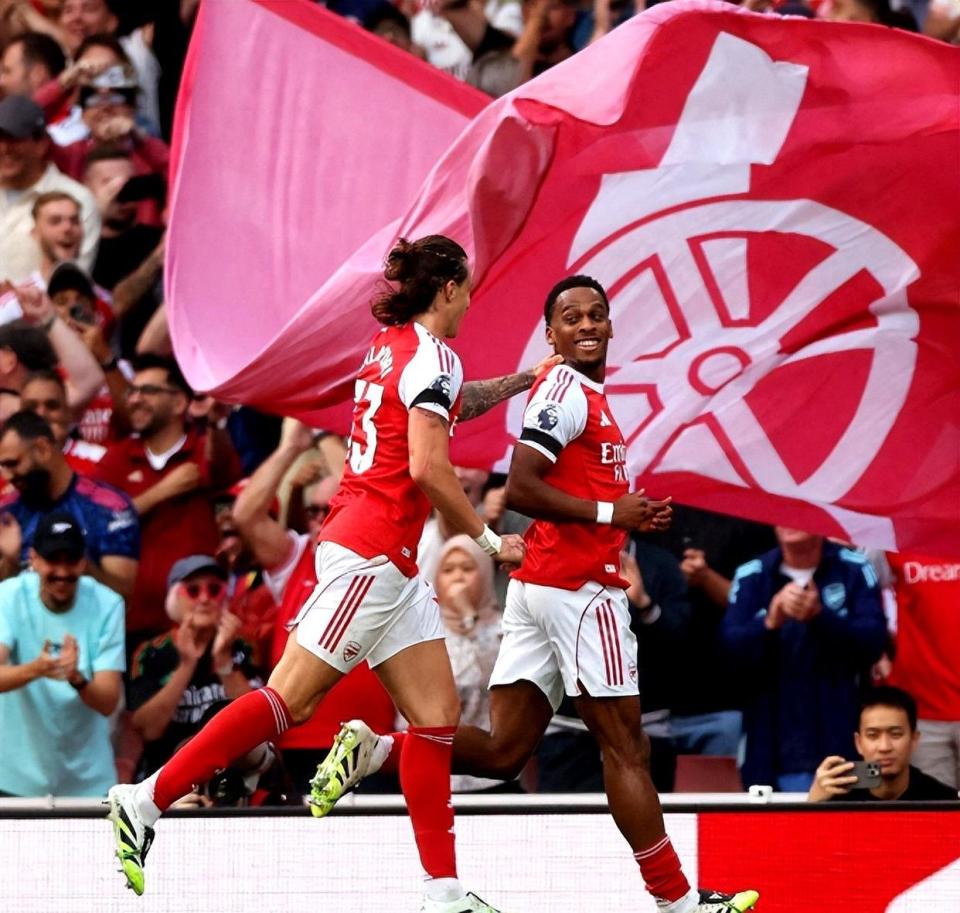 阿森纳真是, 后防端的稳